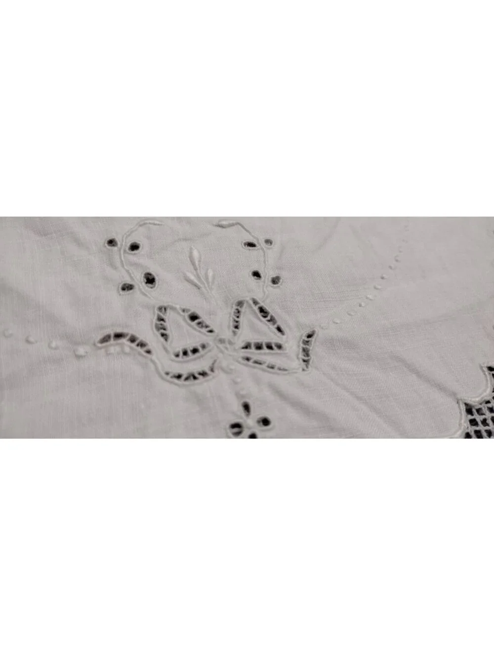 Vintage 9.5 Round Circle White Placemat Linen Bow Eyelet Fine Cotton Scalloped